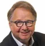 Porträt von Henning von Tresckow, Geschäftsführer der Trinity Management Systems GmbH, in dunklem Sakko und weißem Hemd.
